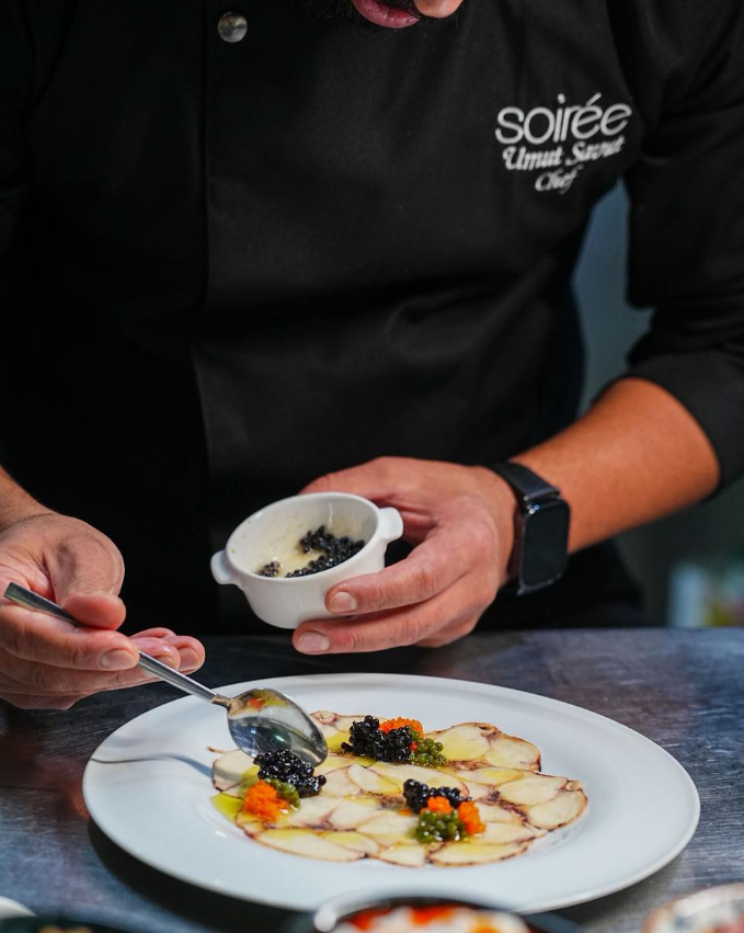 Soirée şef yemek hazırlıyor