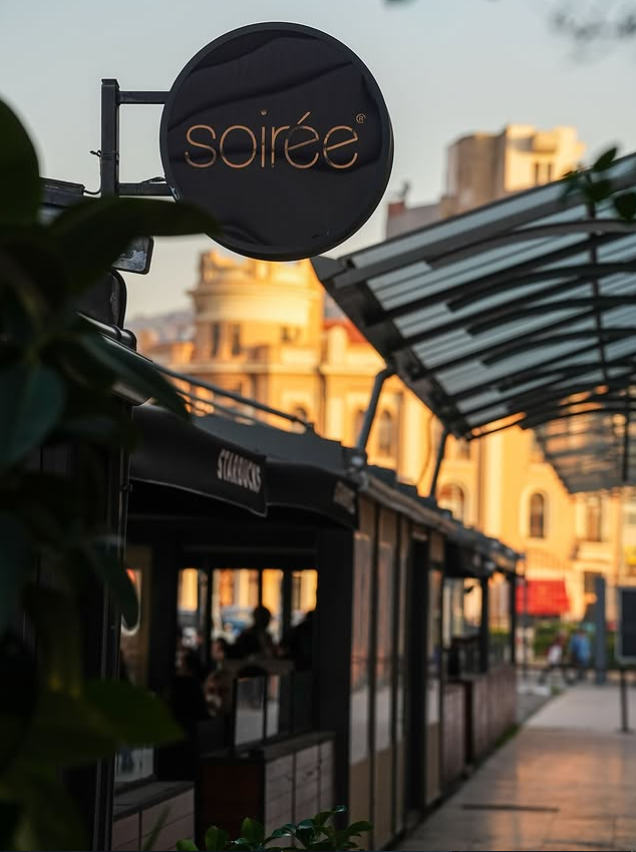 Soirée Restaurant masaları deniz manzarası